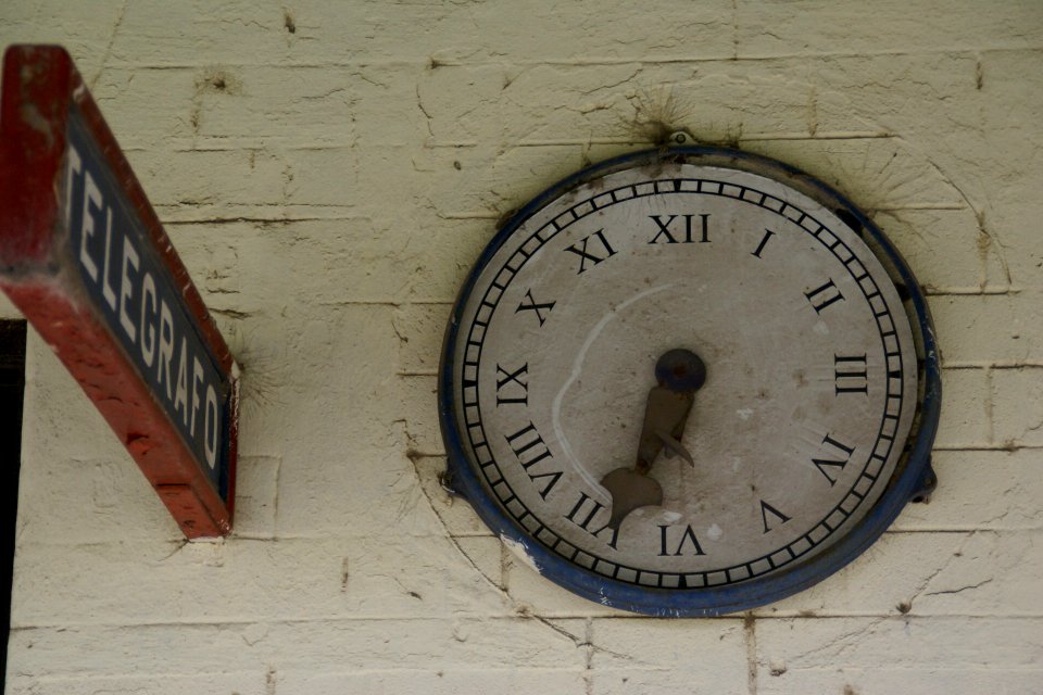 2011.10.19.091034_Clock_train_station_Corral_de_Bustos_Argentina