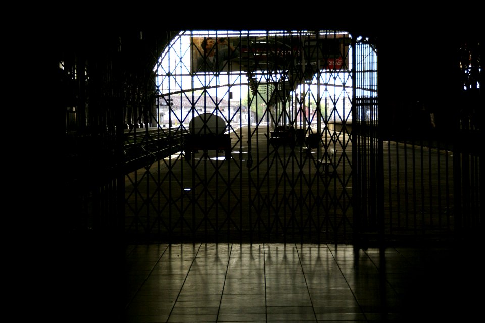 2011.10.17.174855_Andén_y_reja_Estación_Mitre_Retiro_Buenos_Aires