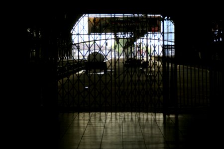 2011.10.17.174855_Andén_y_reja_Estación_Mitre_Retiro_Buenos_Aires