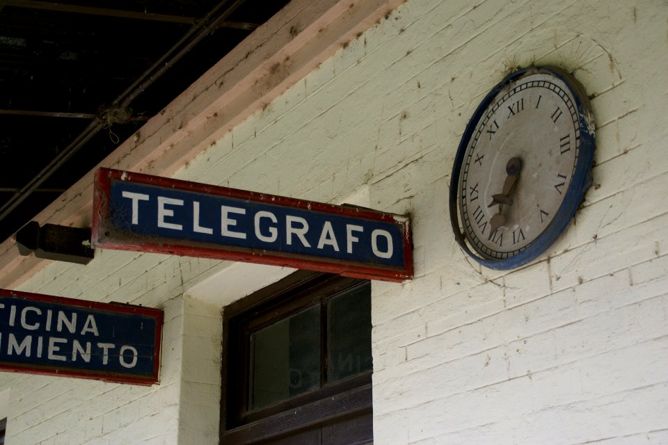 2011.10.19.091015_Clock_train_station_Corral_de_Bustos_Argentina