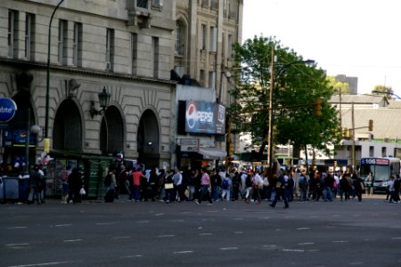 2011.10.17.173854_Crowd_Mitre_station_Retiro_Buenos_Aires