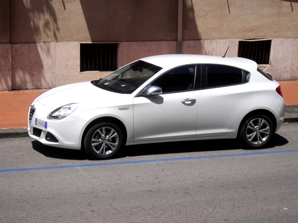 2010_Alfa_Romeo_Giulietta_white