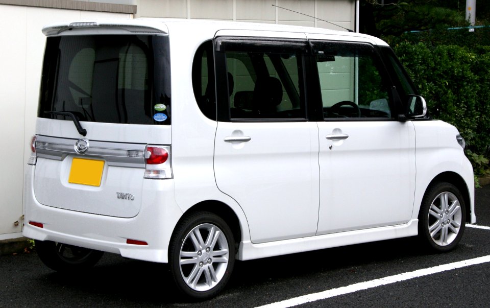 2010_Daihatsu_Tanto_Custom_rear