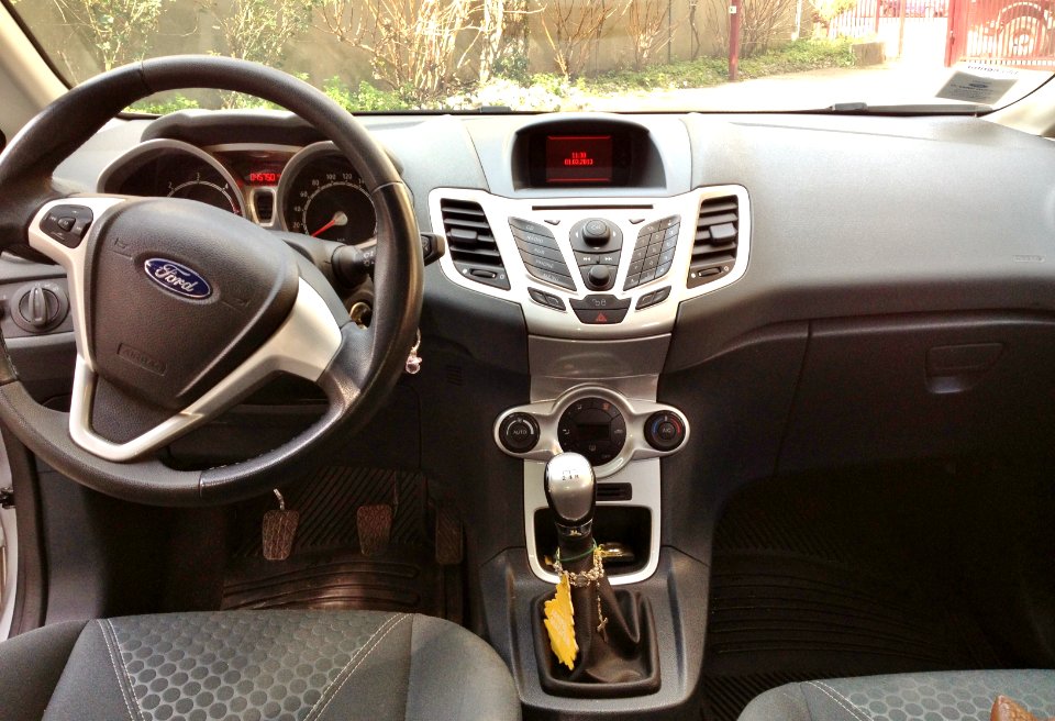 2010_Ford_Fiesta_interior_II