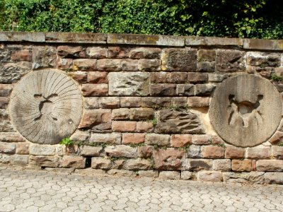 20110822Muehlsteine_Quienstr_St_Arnual1
