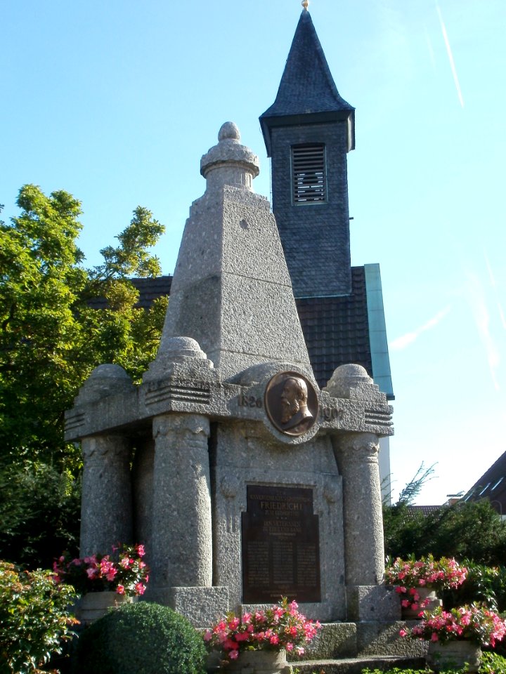 20110910Kriegerdenkmal_Bruehl1