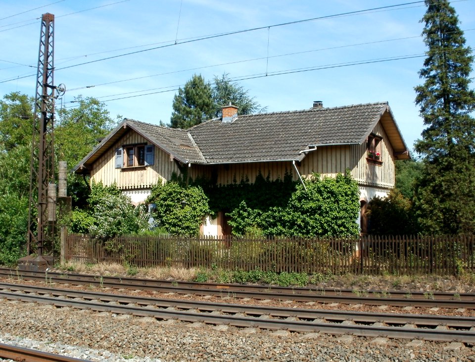 20110529Bahnwaeterhaus_Oftersheim1