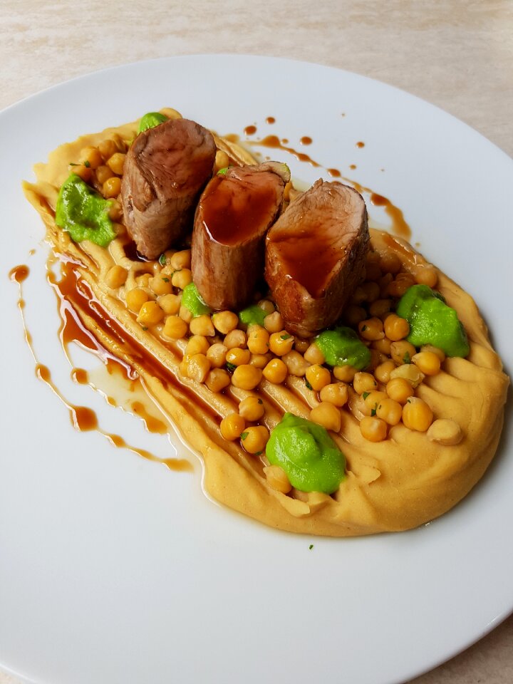 Pigs virgin chickpea cream main course