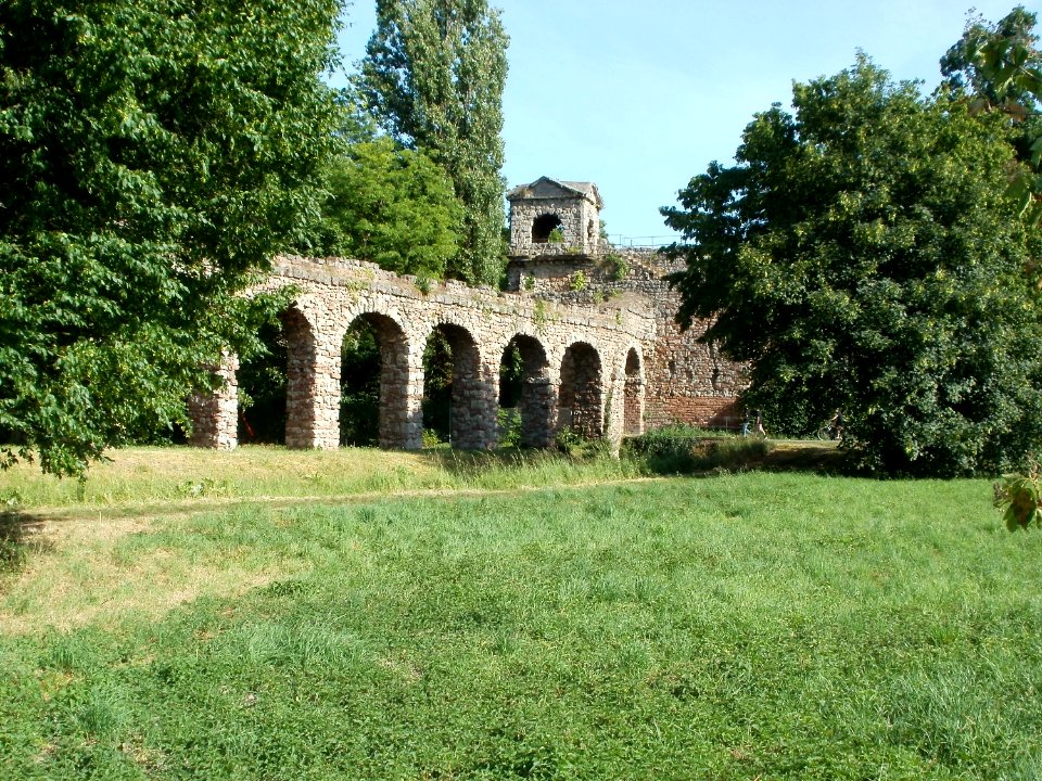 20110529Roemisches_Wasserkastell_Schwetzingen4