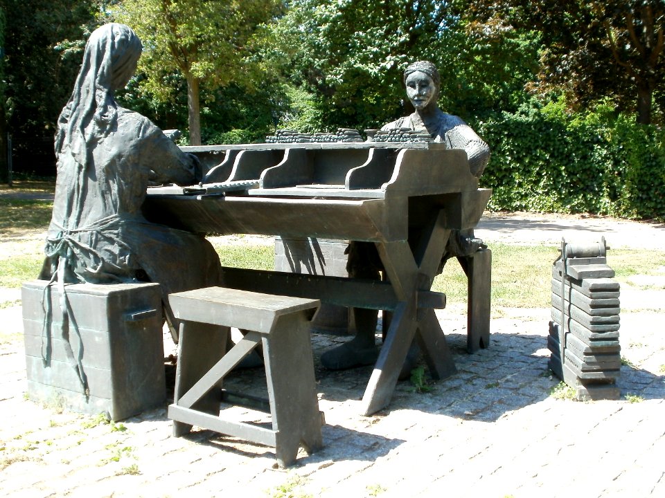 20110513Wickelmacherinnendenkmal_Hockenheim2