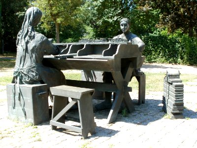 20110513Wickelmacherinnendenkmal_Hockenheim2
