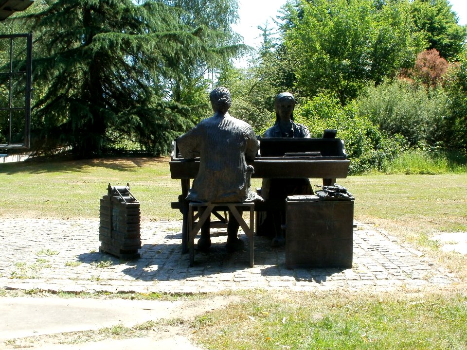 20110513Wickelmacherinnendenkmal_Hockenheim1
