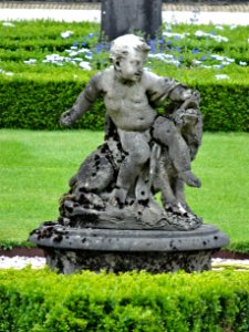 20130815_Nijenhuis_tuinbeeld_putto_met_everzwijn