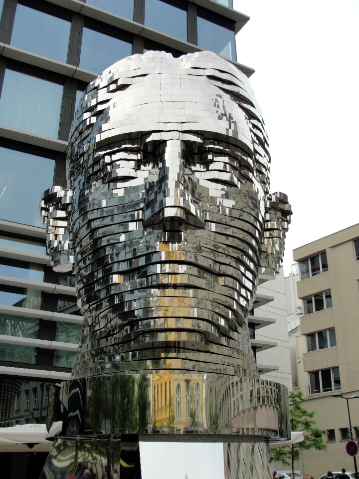 Kafka statue černý