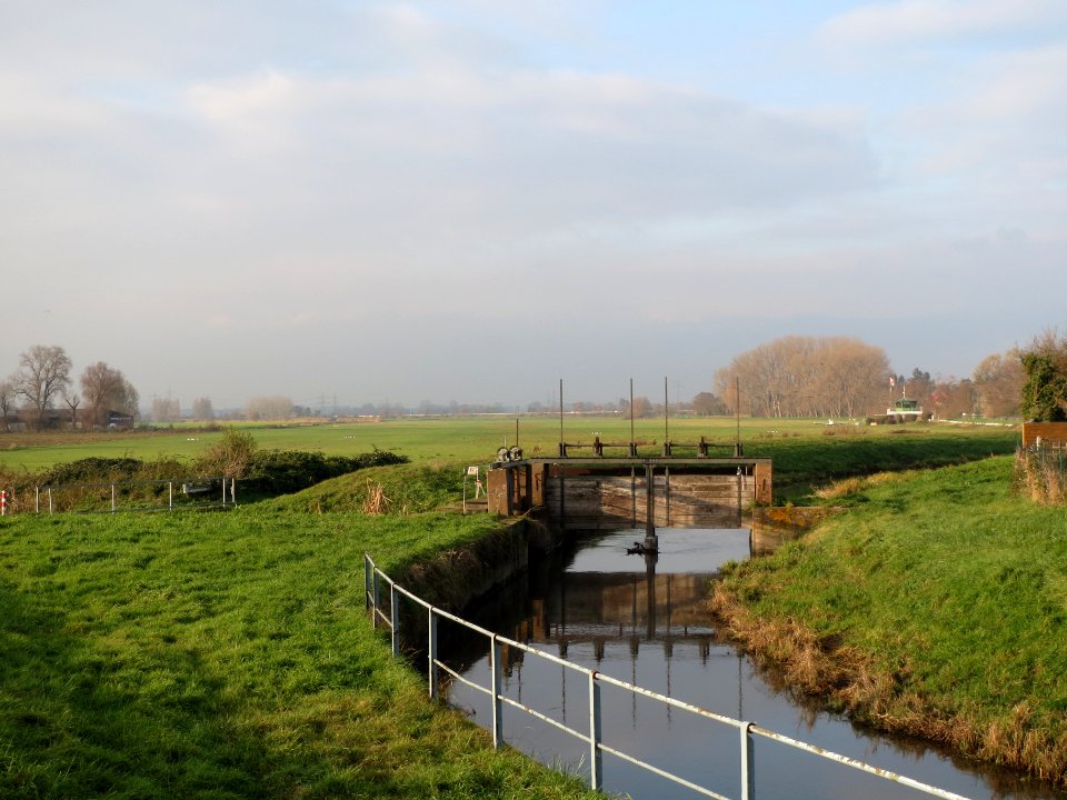 20131201Stauwehr_Flugplatz