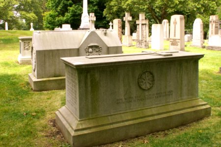 2014-08-17-St-Mary-s-Cemetery-bishops-01