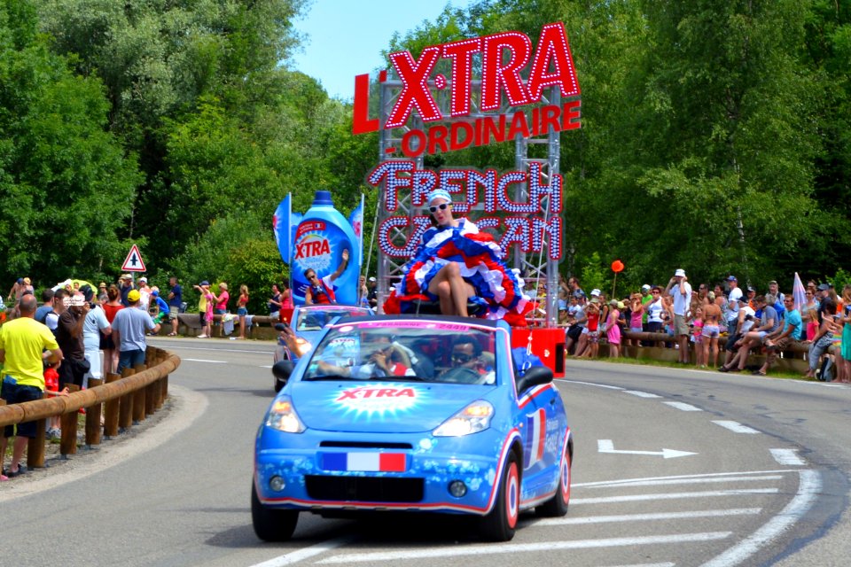 2014_Tour_de_France._Caravane_x-tra_2._Free_image_Spielvogel._Zero_copyright