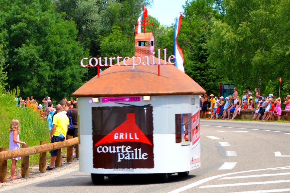 2014_Tour_de_France._Caravane_Pub_Courtepaille_2._Free_image_Spielvogel._No_copyright