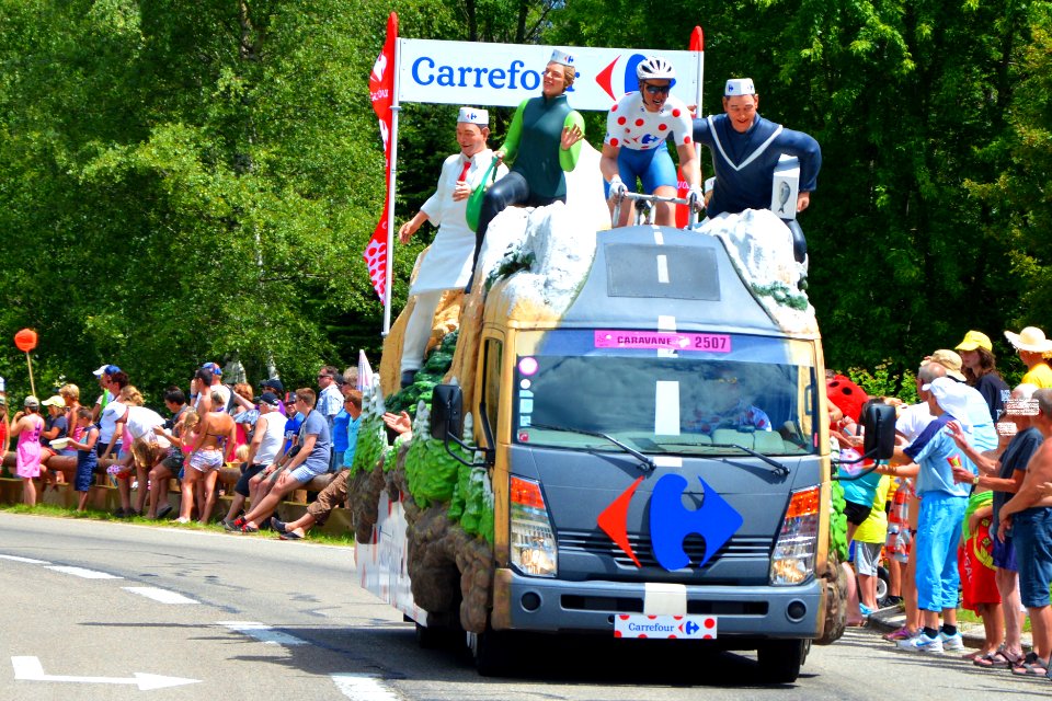 2014_Tour_de_France._Caravane_Carrefour_6._Free_image_Spielvogel._Zero_copyright
