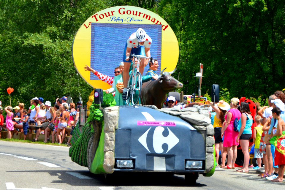 2014_Tour_de_France._Caravane_Carrefour_4._Free_image_Spielvogel._Zero_copyright
