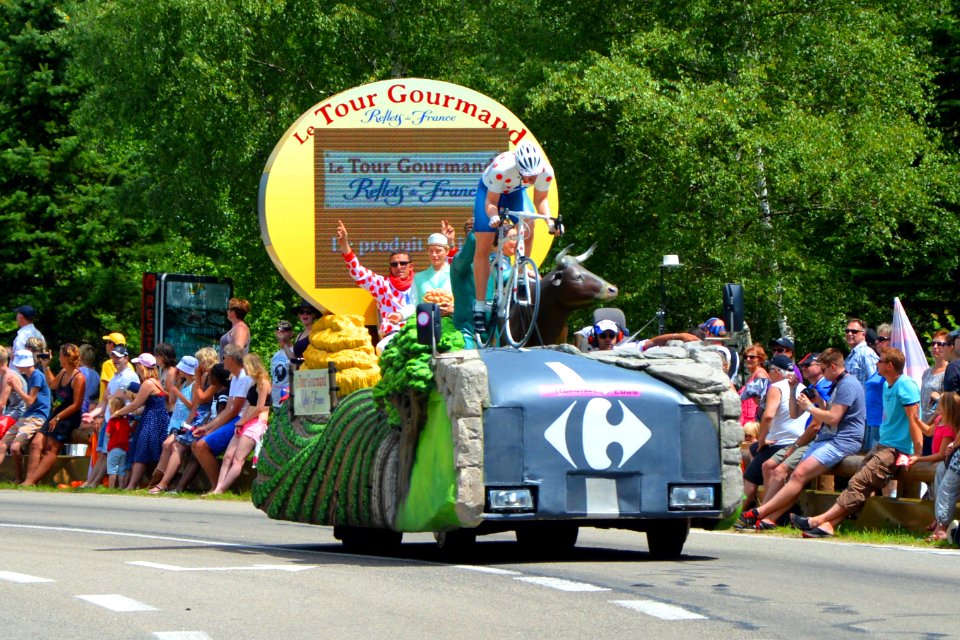 2014_Tour_de_France._Caravane_Carrefour_3._Free_image_Spielvogel._Zero_copyright