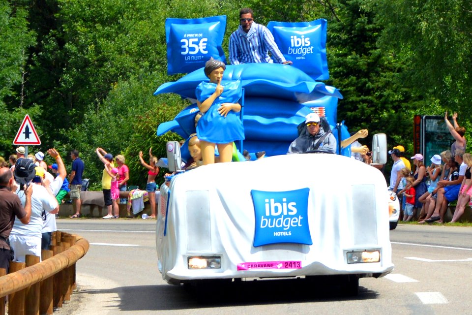 2014_Tour_de_France._Caravane_Ibis_1._Free_image_Spielvogel._Zero_copyright