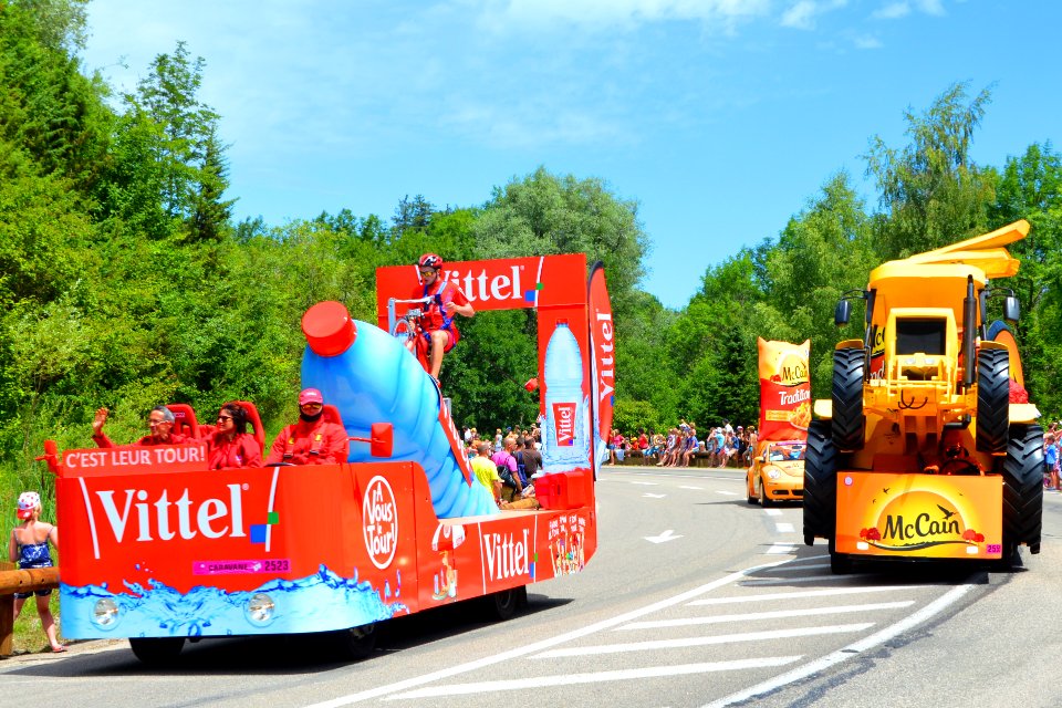 2014_Tour_de_France._Caravane_Vittel_+McCain2._Free_image_Spielvogel._Zero_copyright