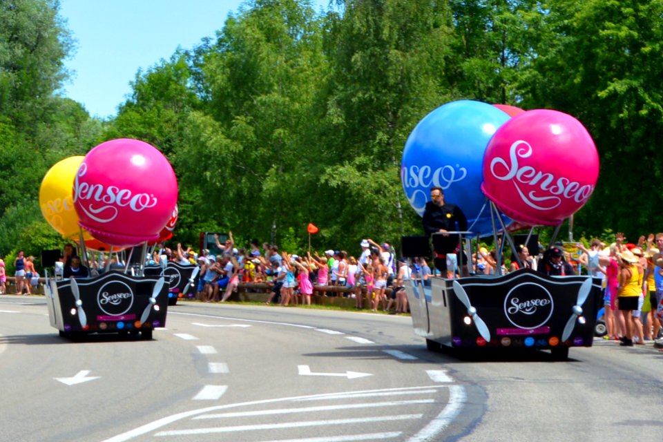 2014_Tour_de_France._Caravane_Senseo_1._Free_image_Spielvogel._Zero_copyright