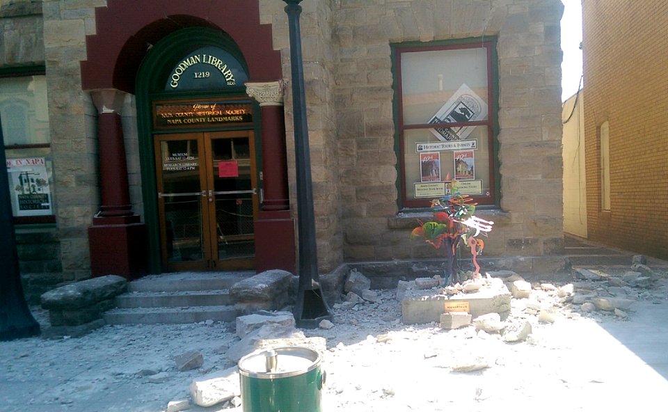 2014_South_Napa_earthquake_Goodman_Library_debris
