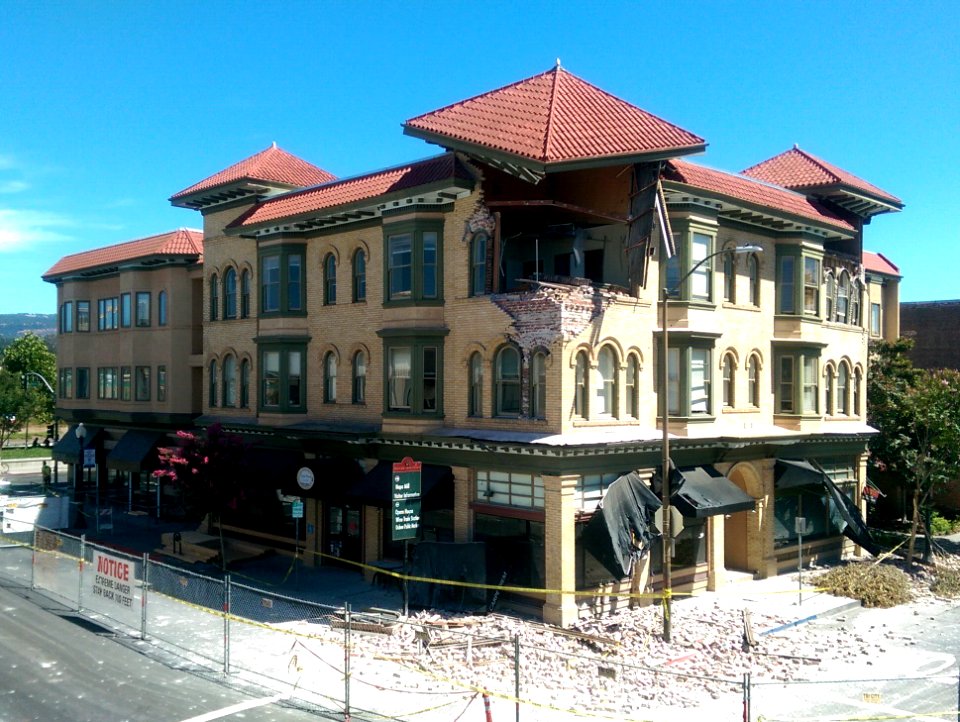 2014_South_Napa_eathquake_Alexandria_Square_building