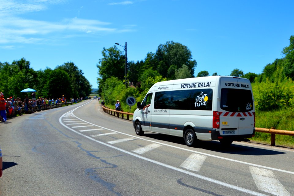 2014-07-16_Tour_de_France._Volkswagen_broom_wagon._Free_image_Spielvogel._No_copyright