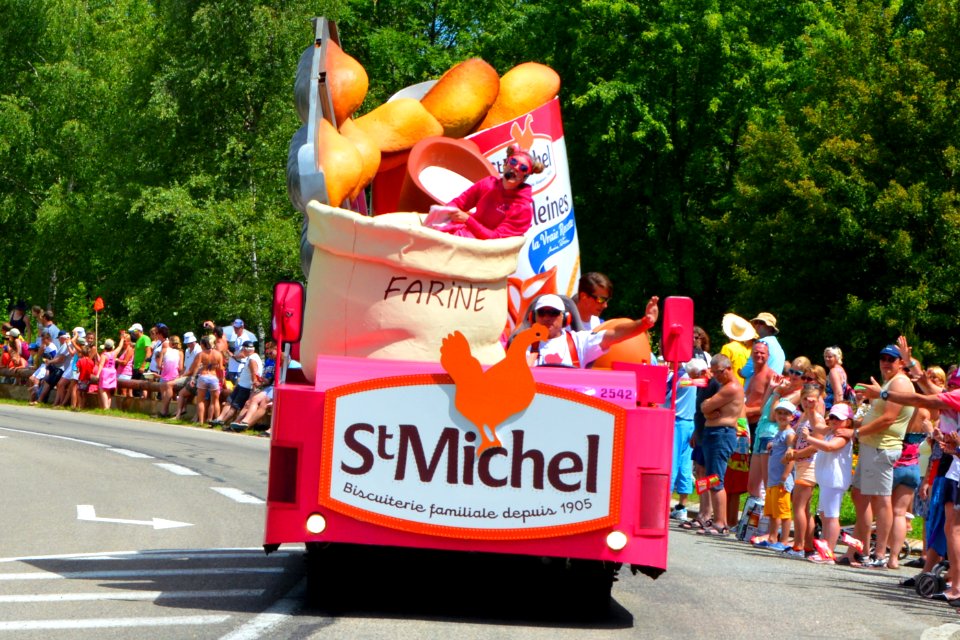 2014_Tour_de_France._Caravane_St._Michel_4._Free_image_Spielvogel._Zero_copyright