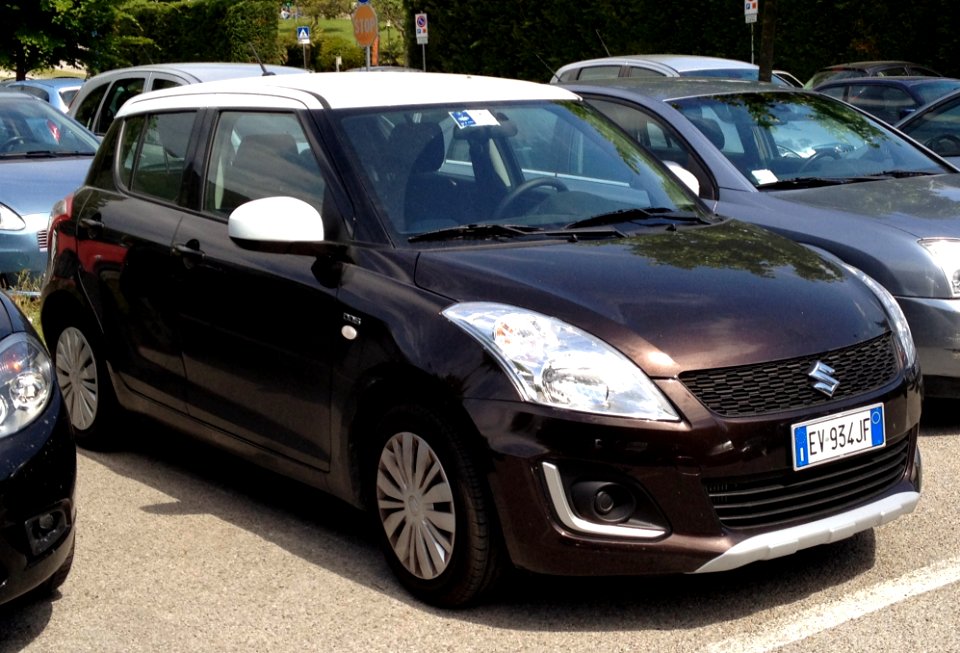 2014_Suzuki_Swift_5-doors_1.3_DDiS_Bicolor