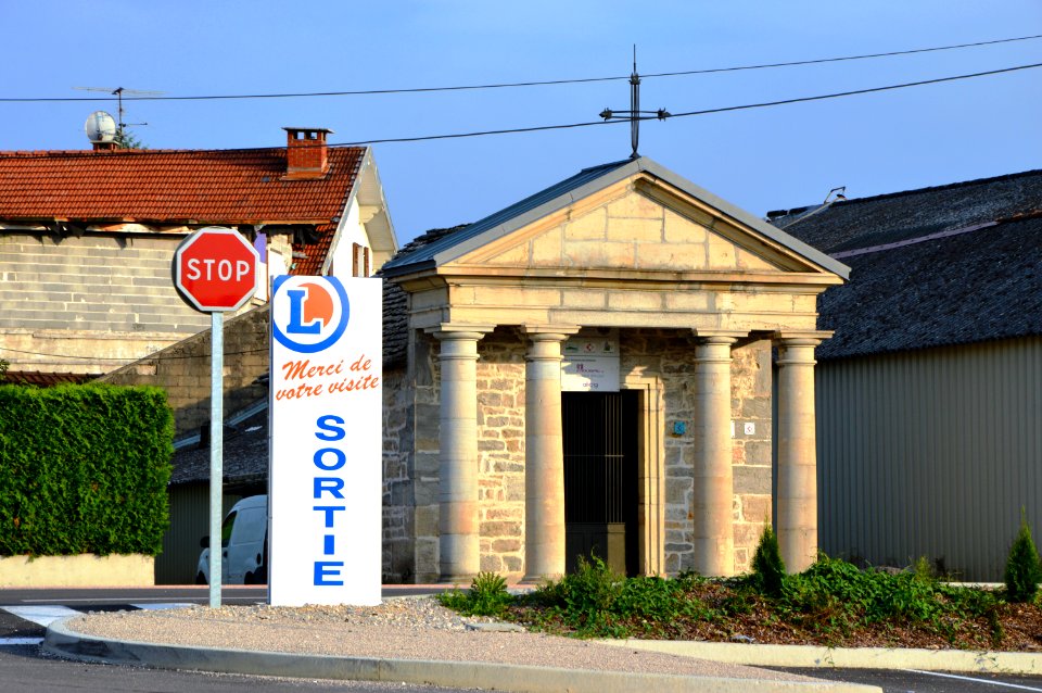 2014_oratory_merci_exit_supermarket._Free_image_Spielvogel