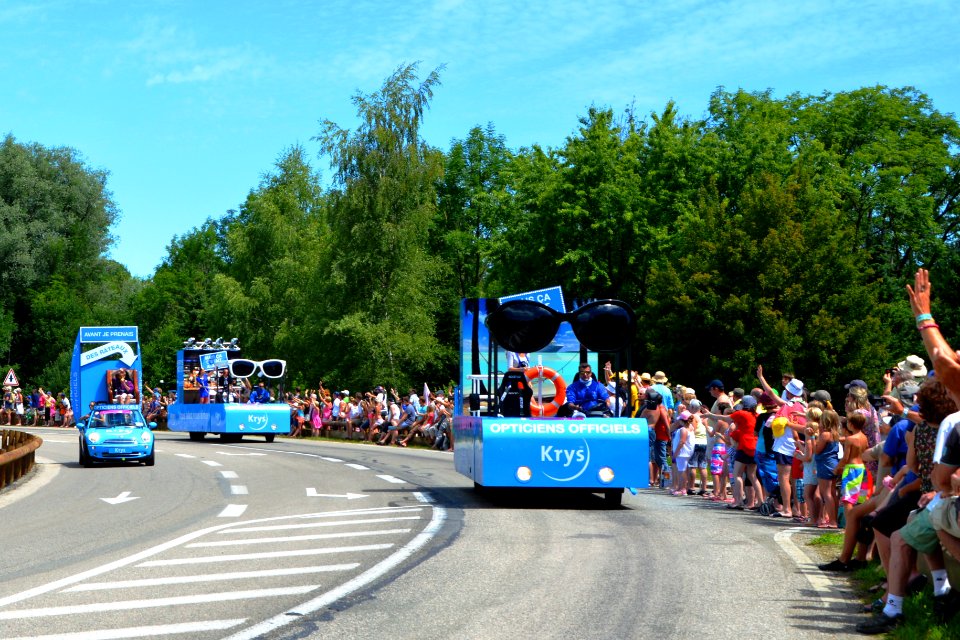 2014_Tour_de_France._Caravane_Guildinvest_1._Free_image_Spielvogel._No_copyright photo