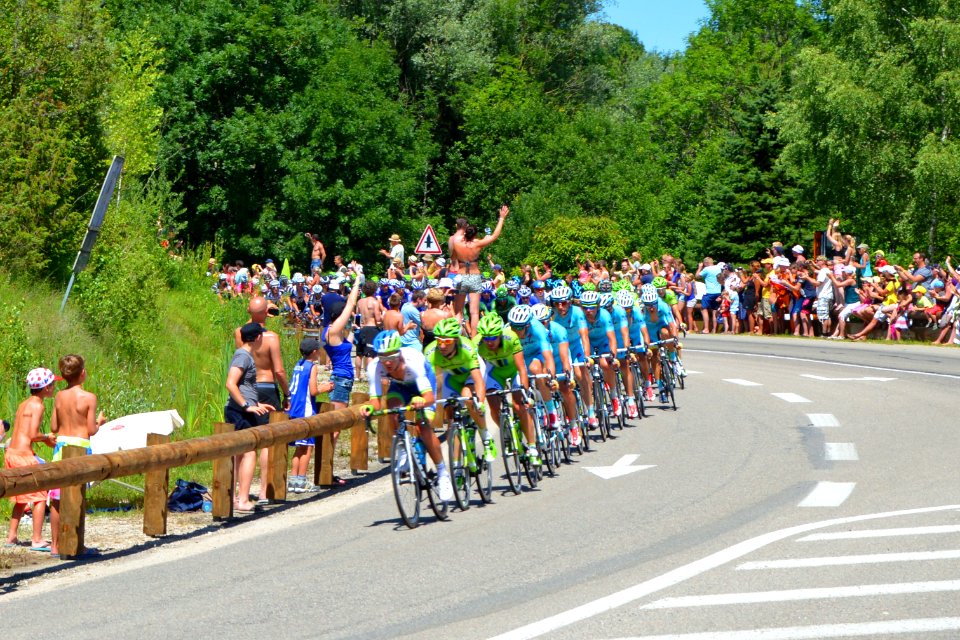 2014-07-16_Etape_11_du_Tour_de_France._Peloton_2._Free_image_Spielvogel._No_copyright