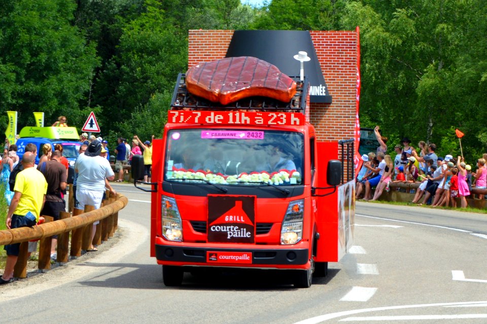 2014_Tour_de_France._Caravane_Pub_Courte_paille_3._Free_image_Spielvogel._No_copyright photo