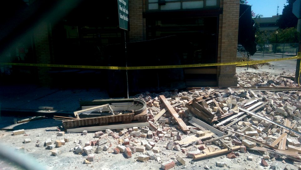 2014_South_Napa_earthquake_Alexandria_Square_debris