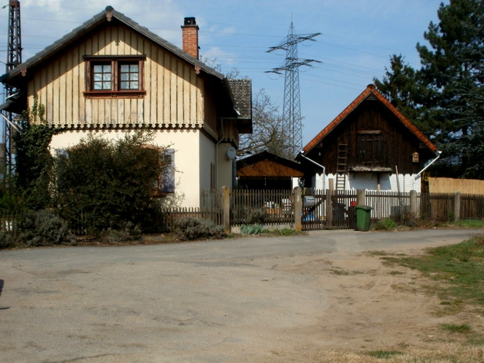 20120403Bahnwaerterhaus_Oftersheim1