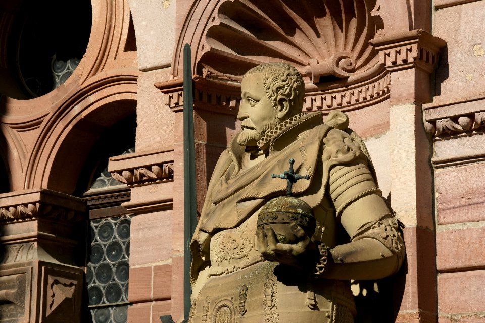 2013.10.01.110122_Statue_Friedrichsbau_Castle_Heidelberg