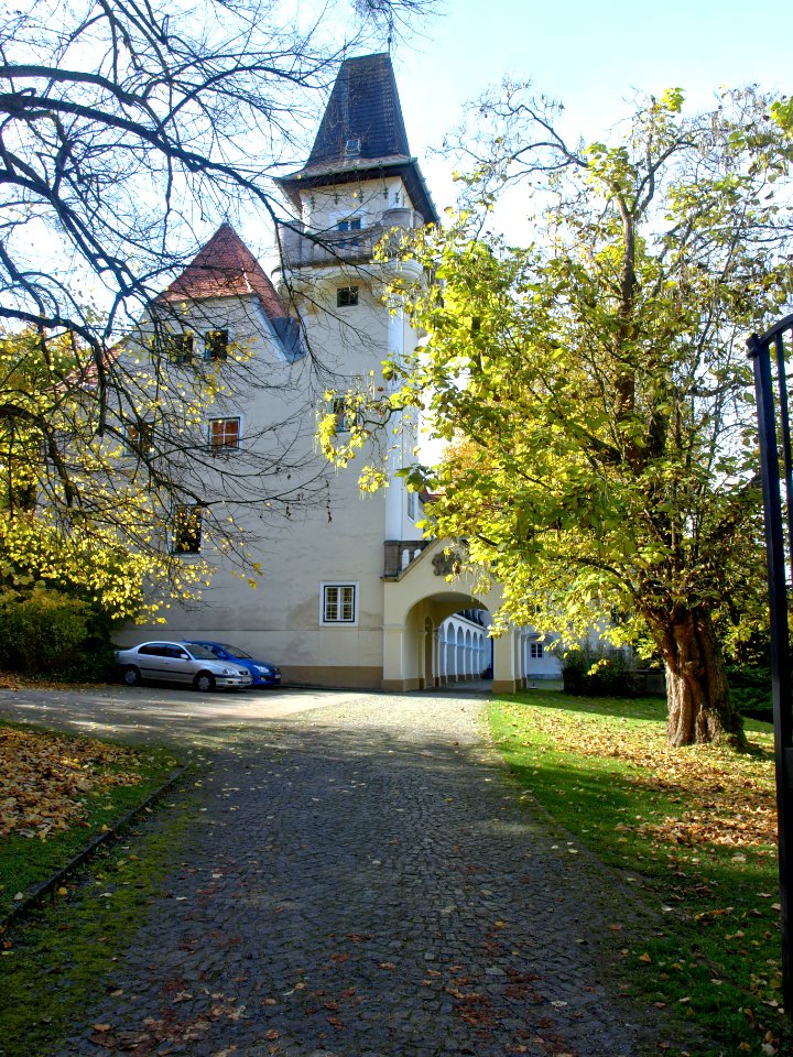 2013.10.21_-_Hürm_-_Schloss_Sooß_mit_Kapelle-landwirtschaftliche_Fachschule_-_01