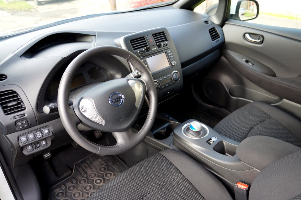 2013_Nissan_Leaf_interior