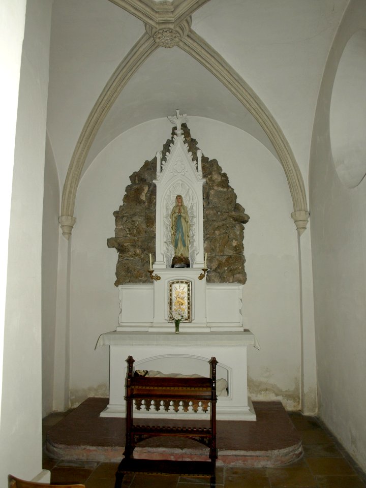 2013.10.26_-_Melk_-_Kath._Pfarrkirche_Mariae_Himmelfahrt_mit_Ölberggruppe_und_Kriegerdenkmal_-_15