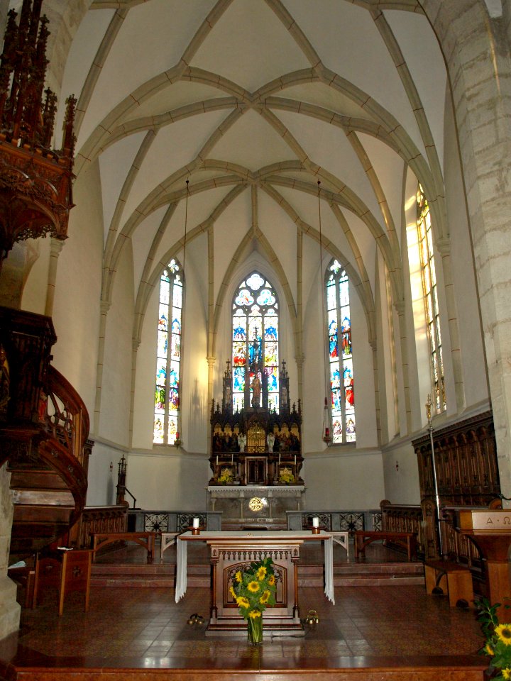 2013.10.26_-_Melk_-_Kath._Pfarrkirche_Mariae_Himmelfahrt_mit_Ölberggruppe_und_Kriegerdenkmal_-_06
