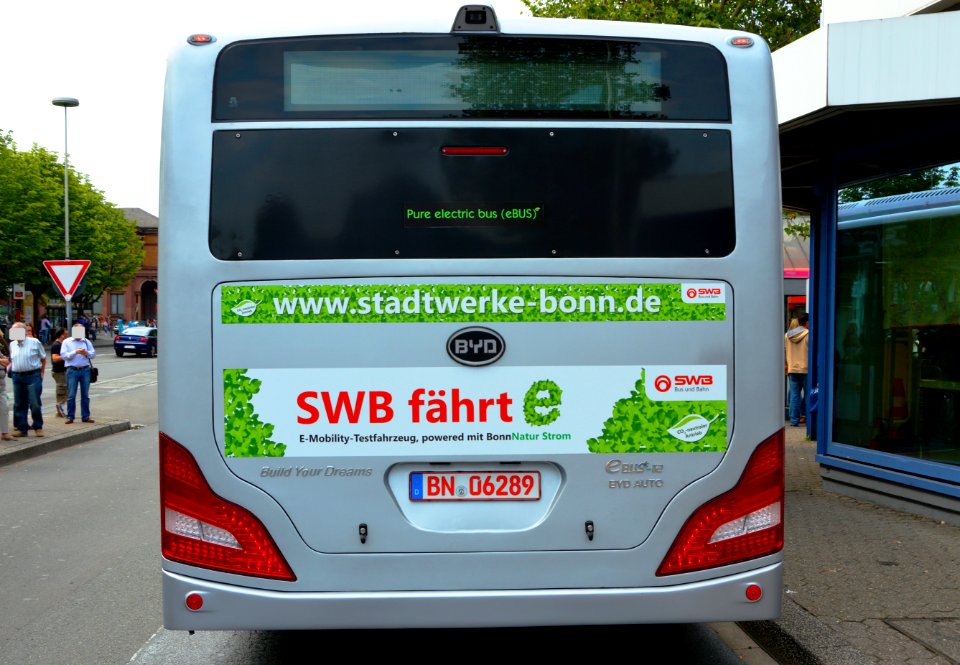 2013_in_Bonn._BYD_ebus_(electrical_bus)._Rear_view_1._Spielvogel