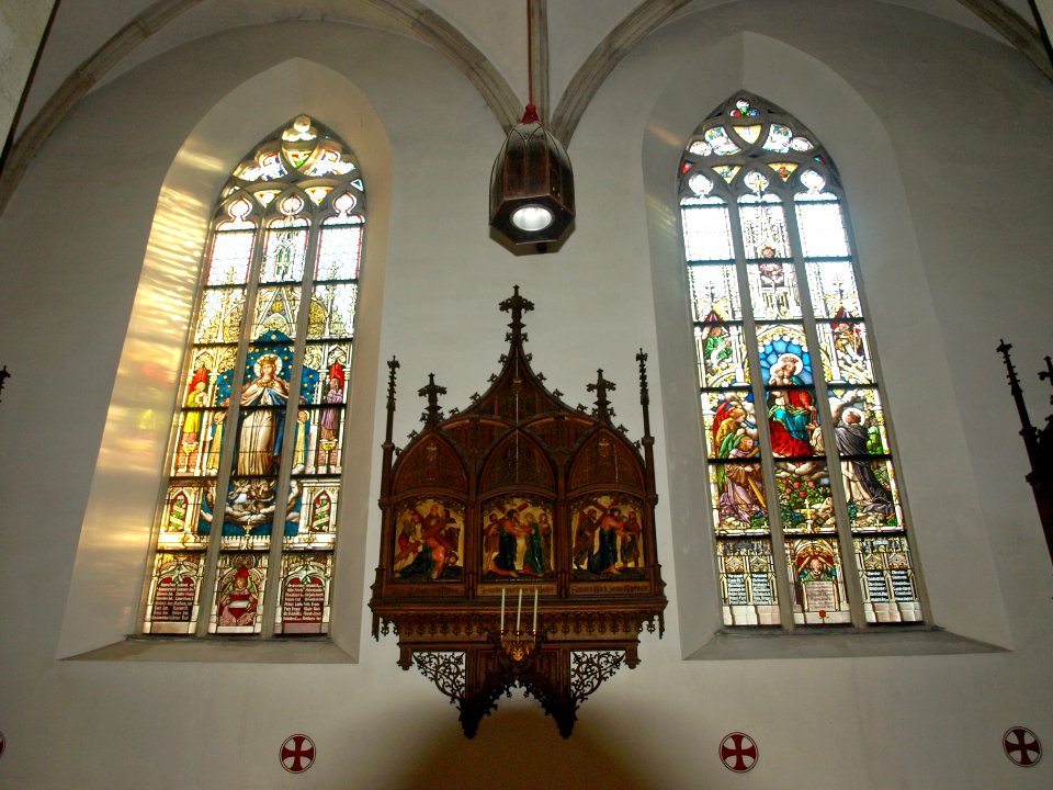 2013.10.26_-_Melk_-_Kath._Pfarrkirche_Mariae_Himmelfahrt_mit_Ölberggruppe_und_Kriegerdenkmal_-_04