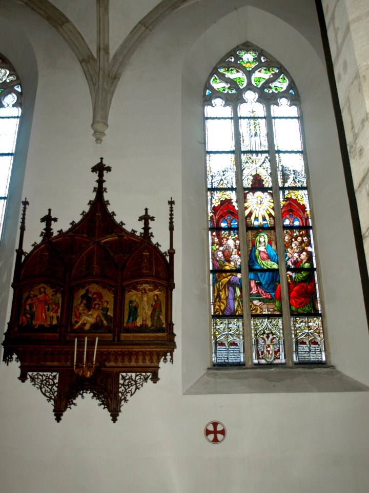 2013.10.26_-_Melk_-_Kath._Pfarrkirche_Mariae_Himmelfahrt_mit_Ölberggruppe_und_Kriegerdenkmal_-_14