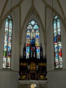 2013.10.26_-_Melk_-_Kath._Pfarrkirche_Mariae_Himmelfahrt_mit_Ölberggruppe_und_Kriegerdenkmal_-_11