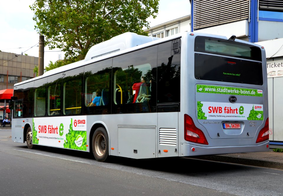 2013_in_Bonn._BYD_ebus_(electrical_bus)._Rear_view_2._Spielvogel