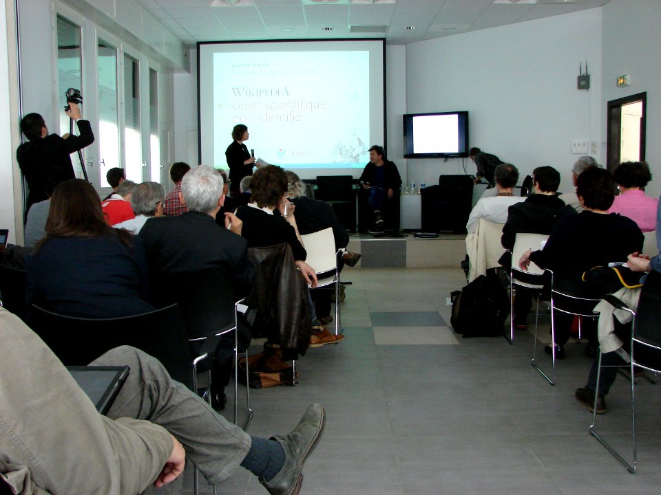 2013-06-05_Institut_des_sciences_de_la_communication_du_CNRS_Melanie_Dulong_de_Rosnay_presentant_Dominique_Cardon_d_Orange_Labs